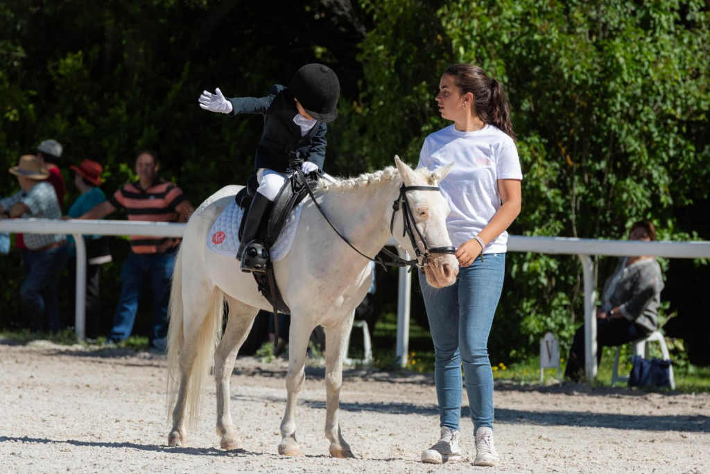 Niño montado en un pony