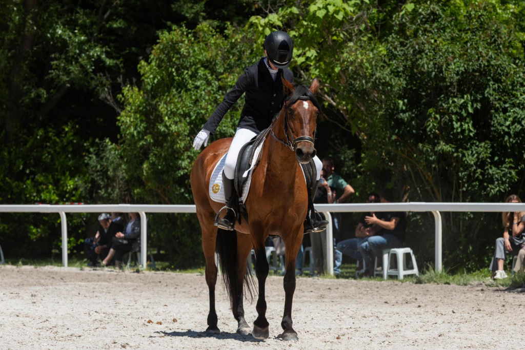 Chica montando a caballo