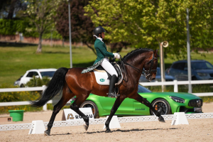 Chica montando a caballo