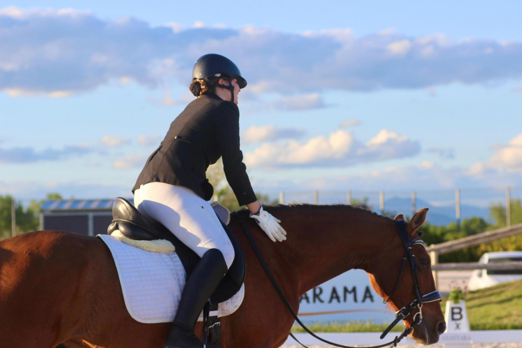 Chica montando a caballo