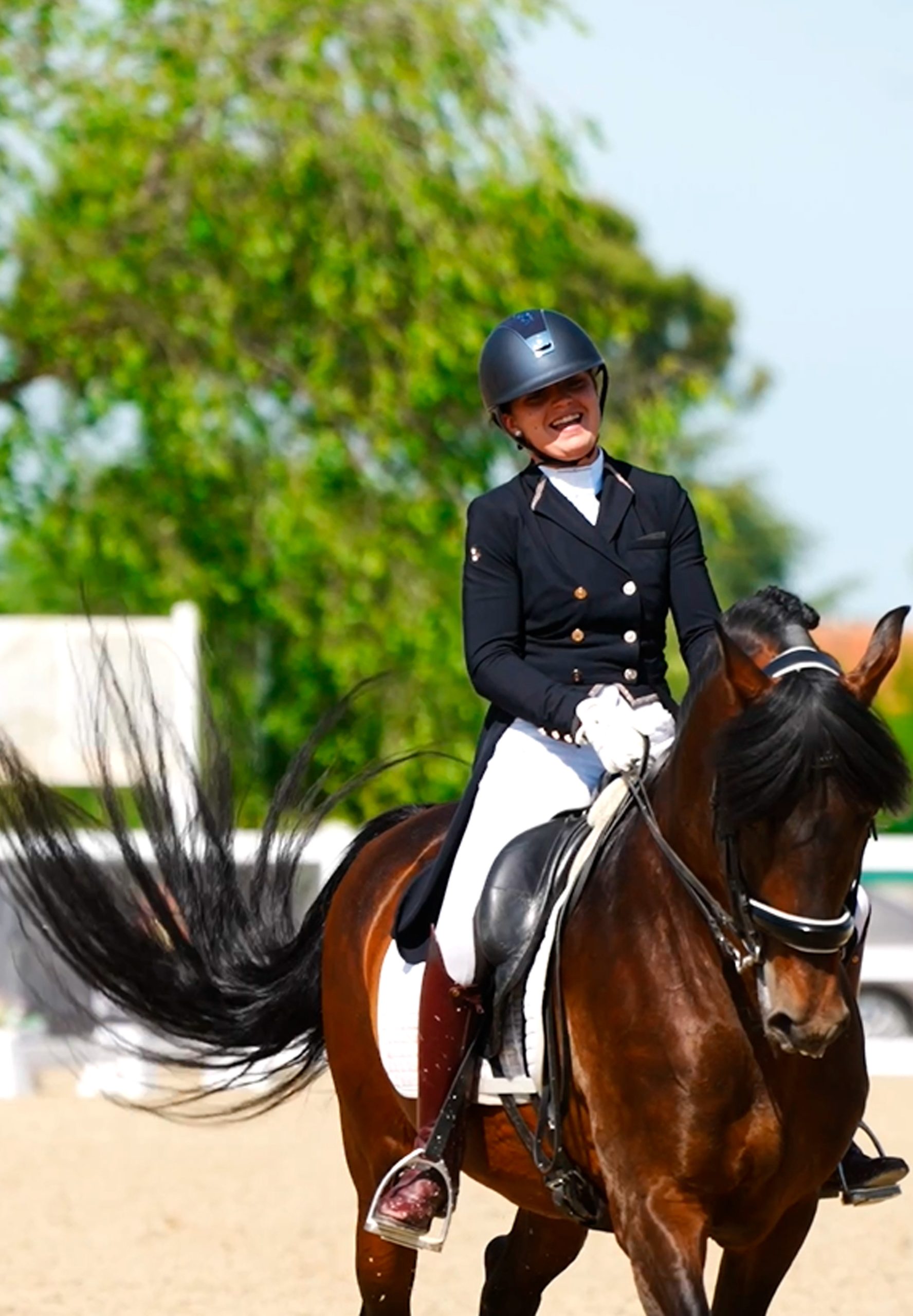 Lucía Resino cabalgando con una sonrisa